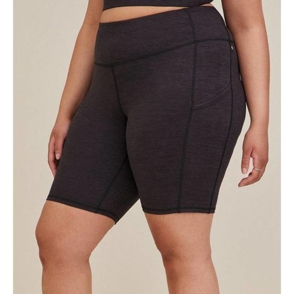 Torrid 6 (6X 30) Dark Gray Happy Camper Super Soft Active 9" Bike Shorts Pockets